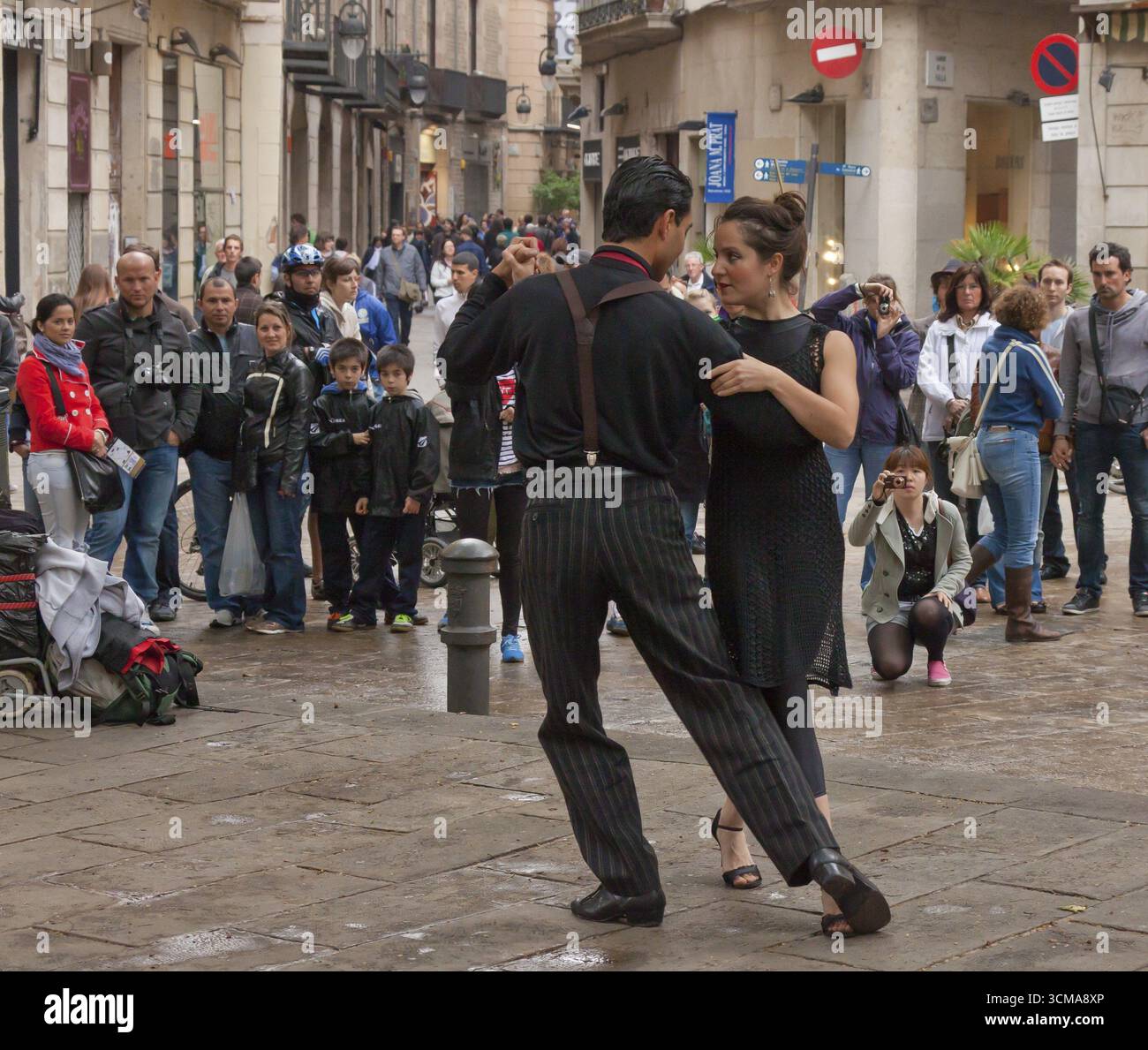 Junges Paar tanzen Tango auf der Straße, Barcelona, Stadtrundfahrt, Tourismus, Katalonien, Spanien, Europa, Europa, Stadtbesichtigung, Katalonien, Stadttourismus, Tourismus Stockfoto