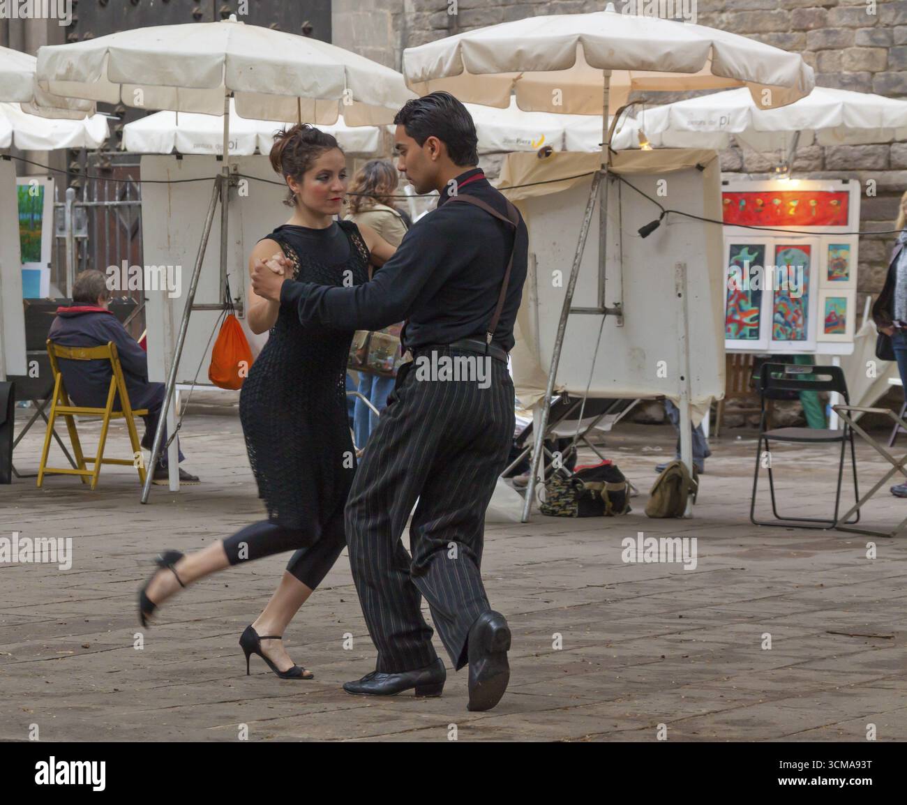 Junges Paar tanzen Tango auf der Straße, Barcelona, Stadtrundfahrt, Tourismus, Katalonien, Spanien, Europa, Europa, Stadtbesichtigung, Katalonien, Stadttourismus, Tourismus Stockfoto