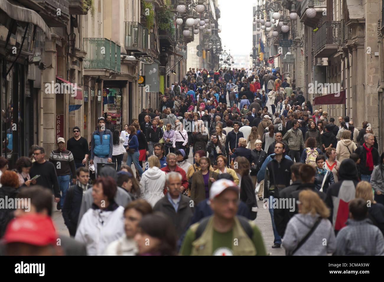 Menschenmassen, Besuchermassen, Touristen auf der Cala de Ferran in der Nähe der Rambla, Barcelona, Stadtbesichtigung, Tourismus, Katalonien, Stadtbesichtigung Spanien, Europa, Europa Stockfoto