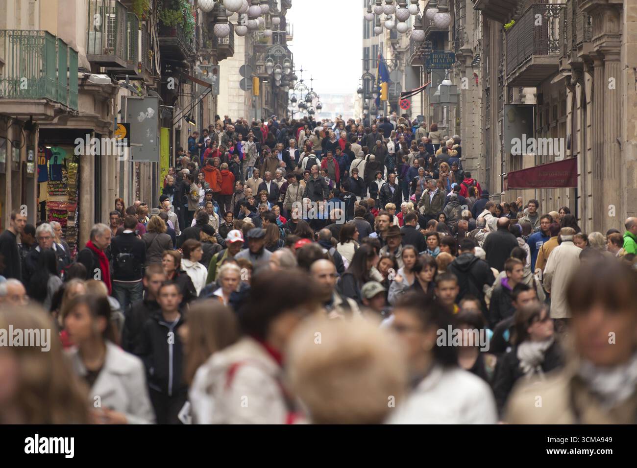 Menschenmassen, Besuchermassen, Touristen auf der Cala de Ferran in der Nähe der Rambla, Barcelona, Stadtbesichtigung, Tourismus, Katalonien, Stadtbesichtigung Spanien, Europa, Europa Stockfoto