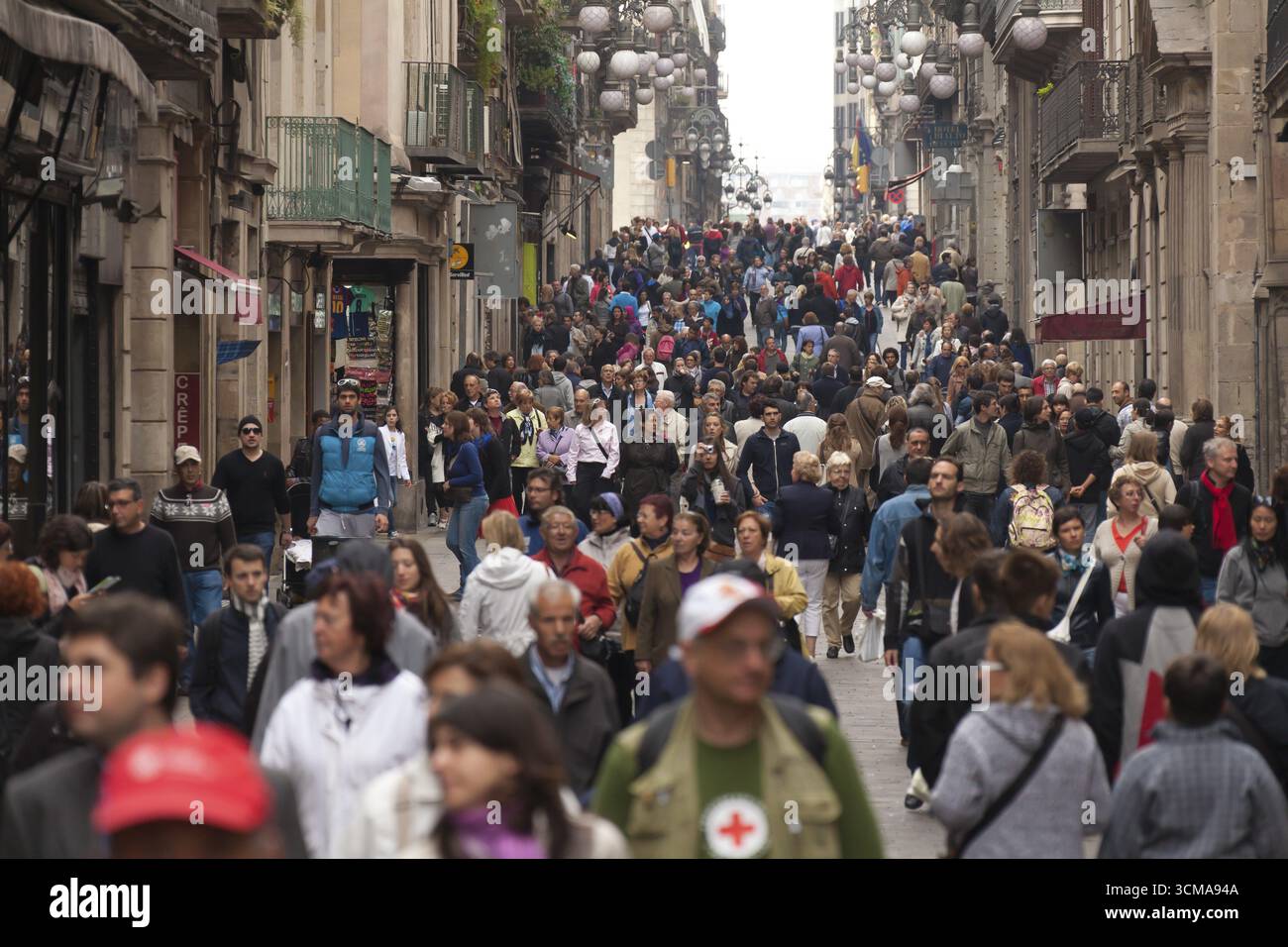 Menschenmassen, Besuchermassen, Touristen auf der Cala de Ferran in der Nähe der Rambla, Barcelona, Stadtbesichtigung, Tourismus, Katalonien, Stadtbesichtigung Spanien, Europa, Europa Stockfoto