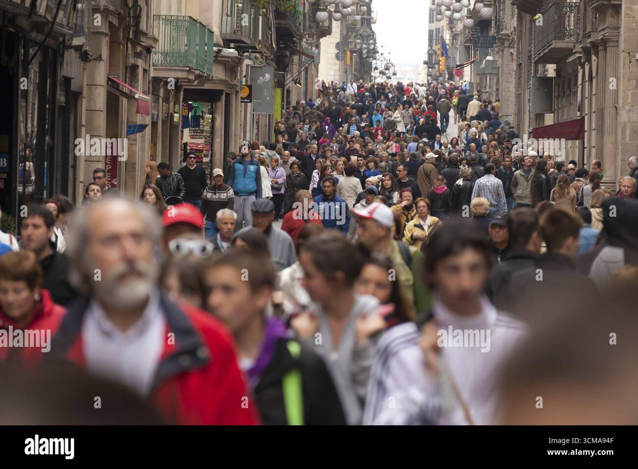 Menschenmassen, Besuchermassen, Touristen auf der Cala de Ferran in der Nähe der Rambla, Barcelona, Stadtbesichtigung, Tourismus, Katalonien, Stadtbesichtigung Spanien, Europa, Europa Stockfoto
