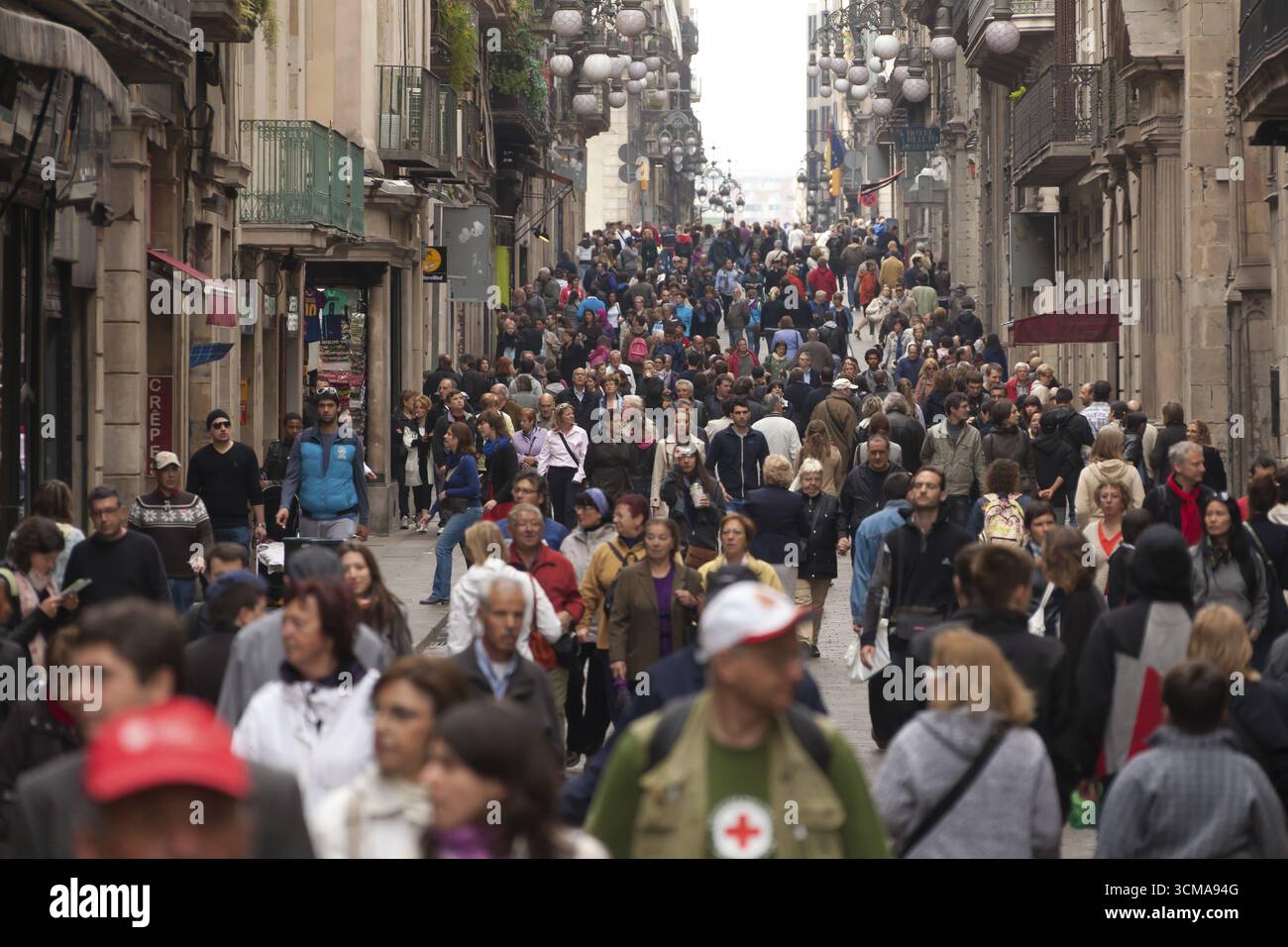 Menschenmassen, Besuchermassen, Touristen auf der Cala de Ferran in der Nähe der Rambla, Barcelona, Stadtbesichtigung, Tourismus, Katalonien, Stadtbesichtigung Spanien, Europa, Europa Stockfoto