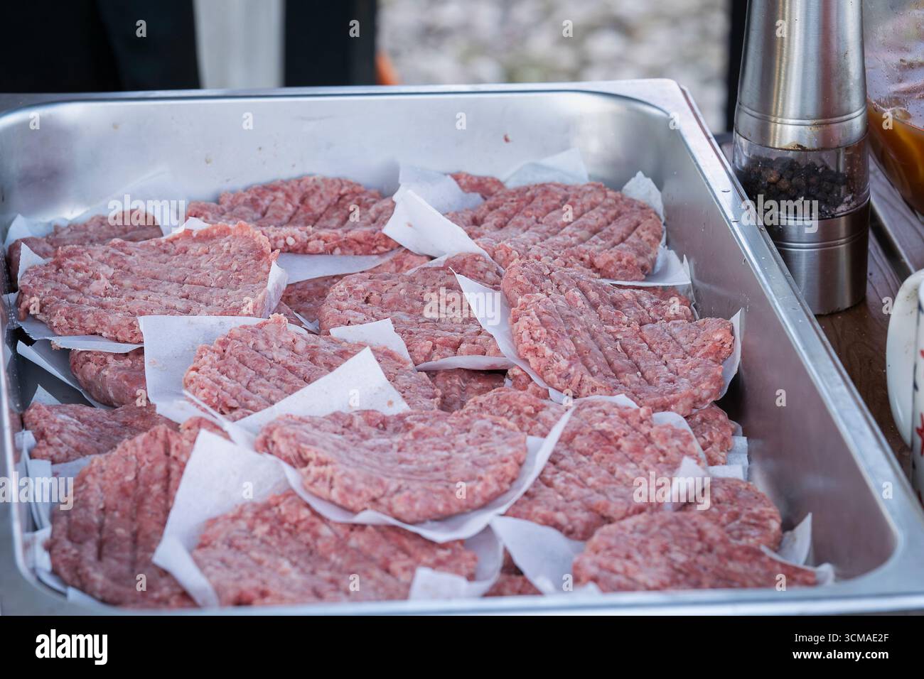 Rohe rote Bio-Hamuburger-Pattys, fertig zum Kochen. Frisch zubereitete Hamburger-Pasteten. Zutaten für Burger: Roh gehacktes Rindfleisch. Stockfoto