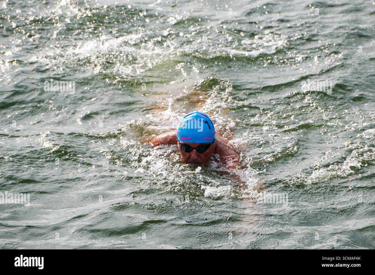 Schwimmer schwimmen im Fluss Liffey während der 2025 Liffey Schwimmen von Swim Ireland Schwimmen in Dublin, Irland am 13. September 2025. Stockfoto