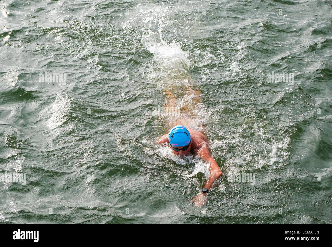 Schwimmer schwimmen im Fluss Liffey während der 2025 Liffey Schwimmen von Swim Ireland Schwimmen in Dublin, Irland am 13. September 2025. Stockfoto