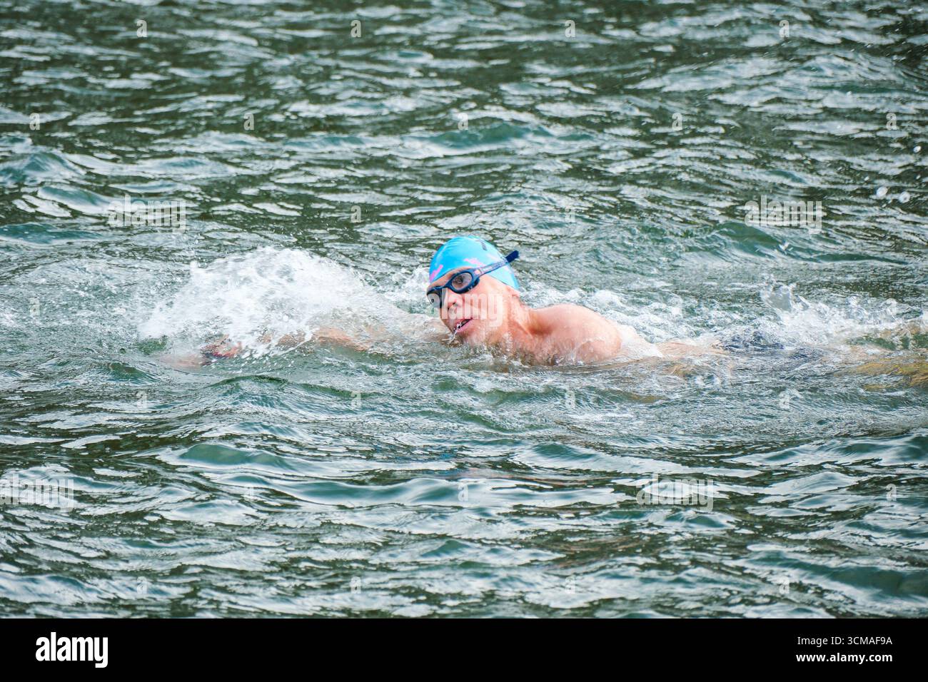 Schwimmer schwimmen im Fluss Liffey während der 2025 Liffey Schwimmen von Swim Ireland Schwimmen in Dublin, Irland am 13. September 2025. Stockfoto