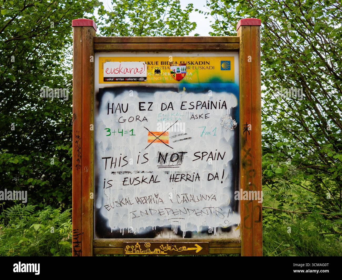 Muxia, Galicien, Spanien. Mai 2025. Ein Wegweiser mit einer Erklärung zur Unabhängigkeit des Baskenlandes. Diese Route ist ein Zweig des Jakobsweges, der in Bayonne beginnt und der nördlichen Küste Spaniens nach Galicien folgt, wo sie landeinwärts in Richtung Santiago de Compostela führt. Es ist auch eine Route, auf der jedes Jahr Tausende von Pilgern gehen, und deshalb gilt sie als ein perfekter Ort zum Protest. (Credit Image: © Ana Fernandez/SOPA Images via ZUMA Press Wire) NUR REDAKTIONELLE VERWENDUNG! Nicht für kommerzielle ZWECKE! Stockfoto