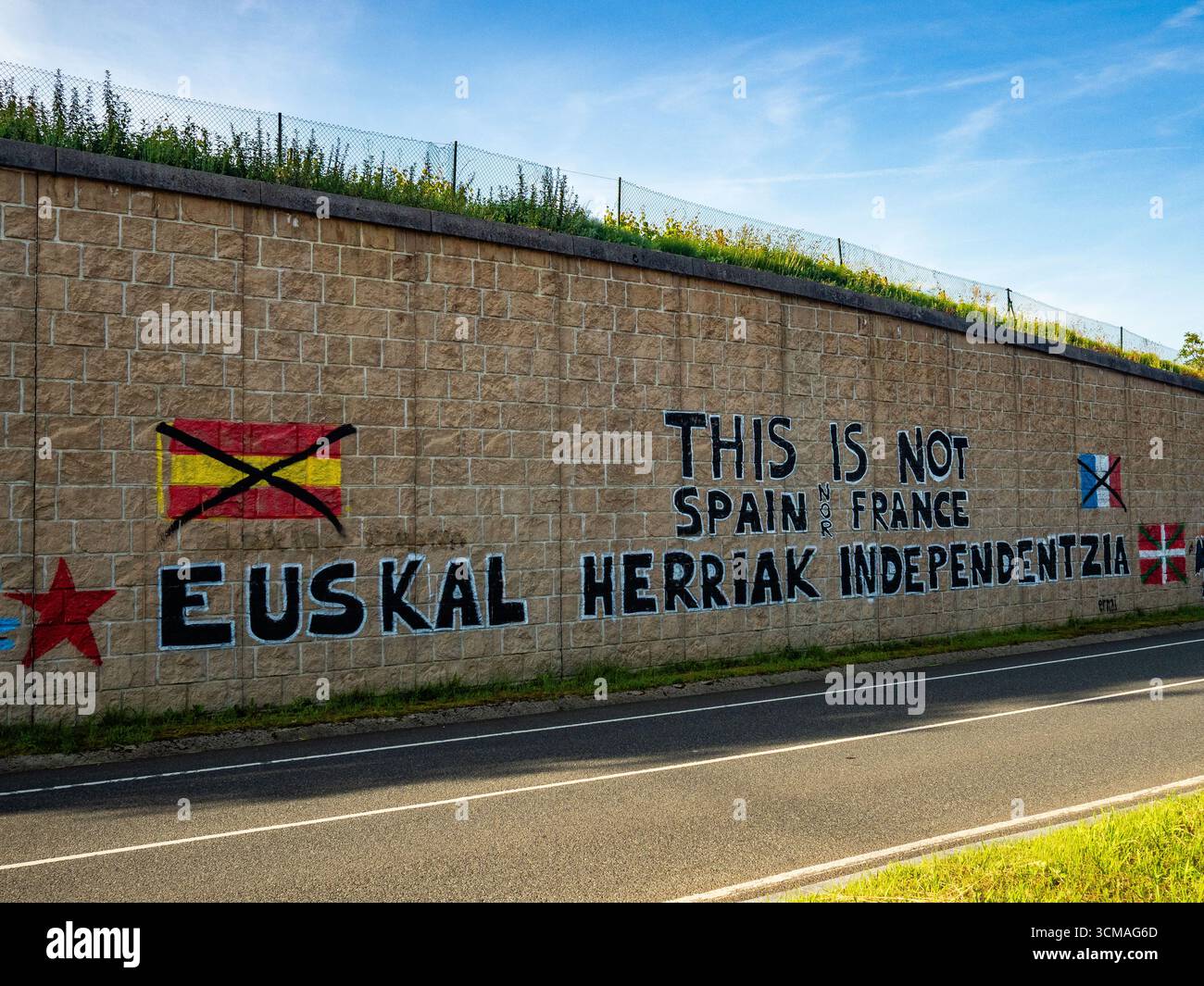 Muxia, Galicien, Spanien. Mai 2025. Eine große Erklärung zur Unabhängigkeit des Baskenlandes, die an einer Wand geschrieben wurde. Diese Route ist ein Zweig des Jakobsweges, der in Bayonne beginnt und der nördlichen Küste Spaniens nach Galicien folgt, wo sie landeinwärts in Richtung Santiago de Compostela führt. Es ist auch eine Route, auf der jedes Jahr Tausende von Pilgern gehen, und deshalb gilt sie als ein perfekter Ort zum Protest. (Credit Image: © Ana Fernandez/SOPA Images via ZUMA Press Wire) NUR REDAKTIONELLE VERWENDUNG! Nicht für kommerzielle ZWECKE! Stockfoto