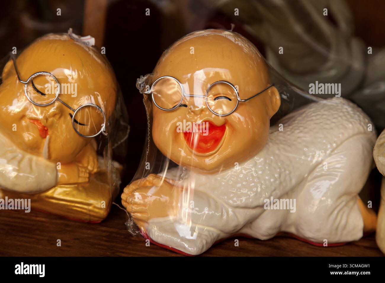 Schlafender Chinese, schlafender Mann mit Glatze und Gläsern, Tonfigur, Souvenir, Singapur, Asien, reisen, Tourismus, Reiseziel, Sightseeing, Asiatisch Stockfoto