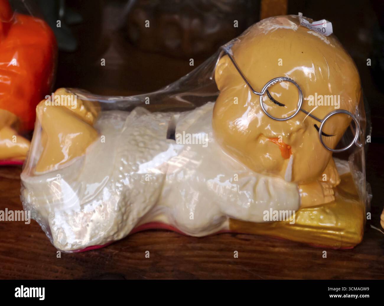 Schlafender Chinese, schlafender Mann mit Glatze und Gläsern, Tonfigur, Souvenir, Singapur, Asien, reisen, Tourismus, Reiseziel, Sightseeing, Asiatisch Stockfoto