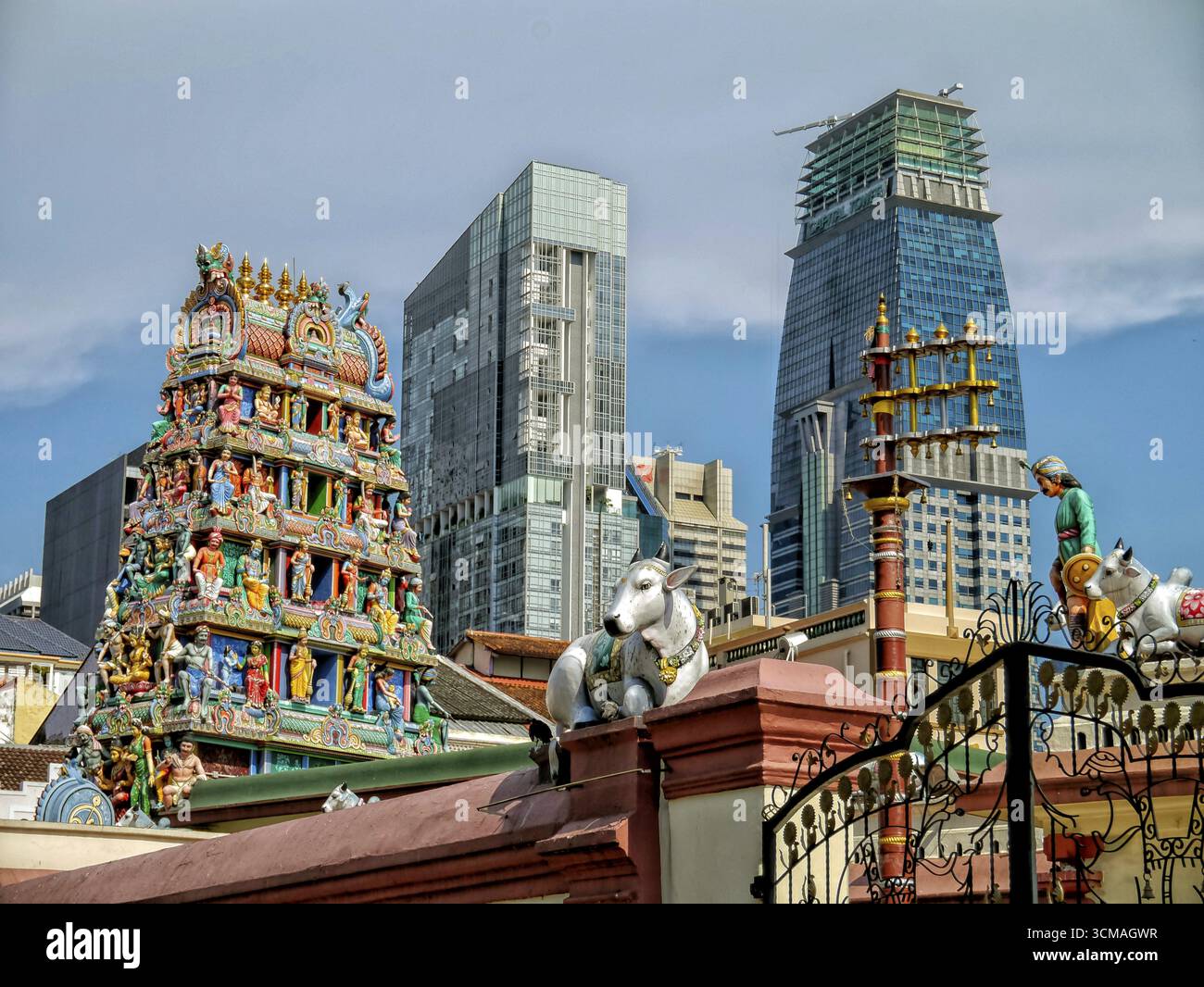 Sitzende Kuhfigur, im Tempel Sri Mariamman, Tempel der Muttergöttin, Chinatown, Singapur, Asien, Reise, Tourismus, Reiseziel, Sightseeing, Stockfoto Sitzende Kuhfigur, im Tempel Sri Mariamman, Tempel der Muttergöttin, Chinatown, Singapur, Asien, Reise, Tourismus, Reiseziel, Sightseeing, Stockfoto