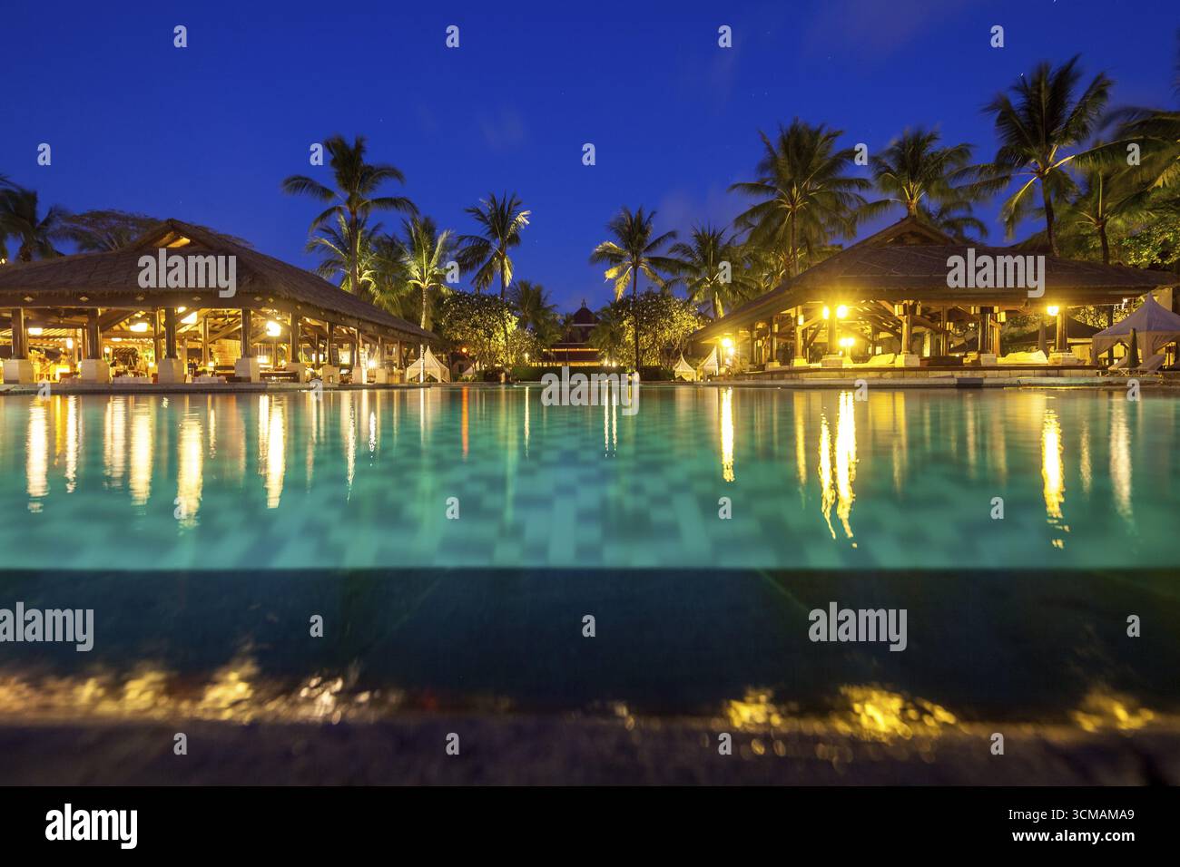 Hotelkomplex mit Pool bei Nacht, Poolbar, InterContinental Bali Resort, Panorama, Blue Hour, türkisfarbenes Wasser, Luxushotel, Jimbaran, Kuta Selatan, Stockfoto