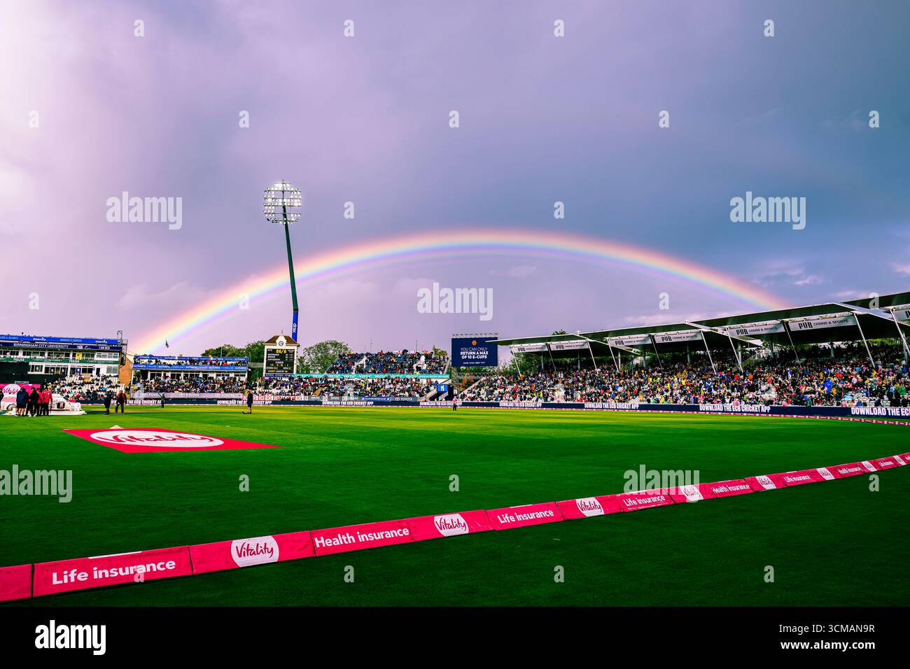 WARWICKSHIRE, VEREINIGTES KÖNIGREICH. 13. September: Ein Regenbogen erscheint am Himmel nach einem starken Regen während des Hampshire Hawks vs Somerset - Vitality Blast Final am Edgbaston Cricket Ground am Samstag, den 13. September 2025 in WARWICKSHIRE, GROSSBRITANNIEN. Quelle: Taka Wu/Alamy Live News Stockfoto