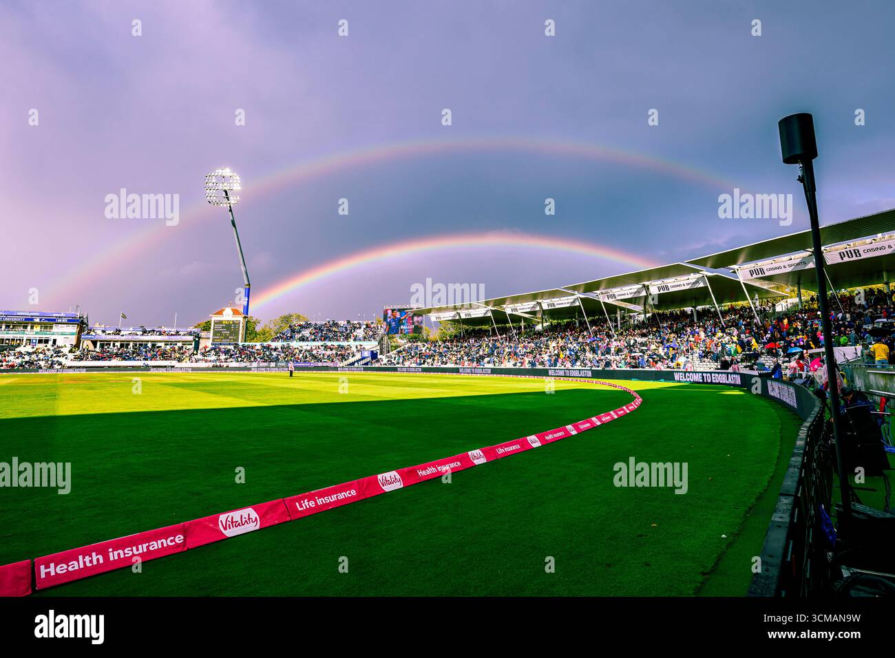 WARWICKSHIRE, VEREINIGTES KÖNIGREICH. 13. September: Ein doppelter Regenbogen erscheint am Himmel nach einem starken Regen während des Hampshire Hawks vs Somerset - Vitality Blast Final am Edgbaston Cricket Ground am Samstag, den 13. September 2025 in WARWICKSHIRE, GROSSBRITANNIEN. Quelle: Taka Wu/Alamy Live News Stockfoto