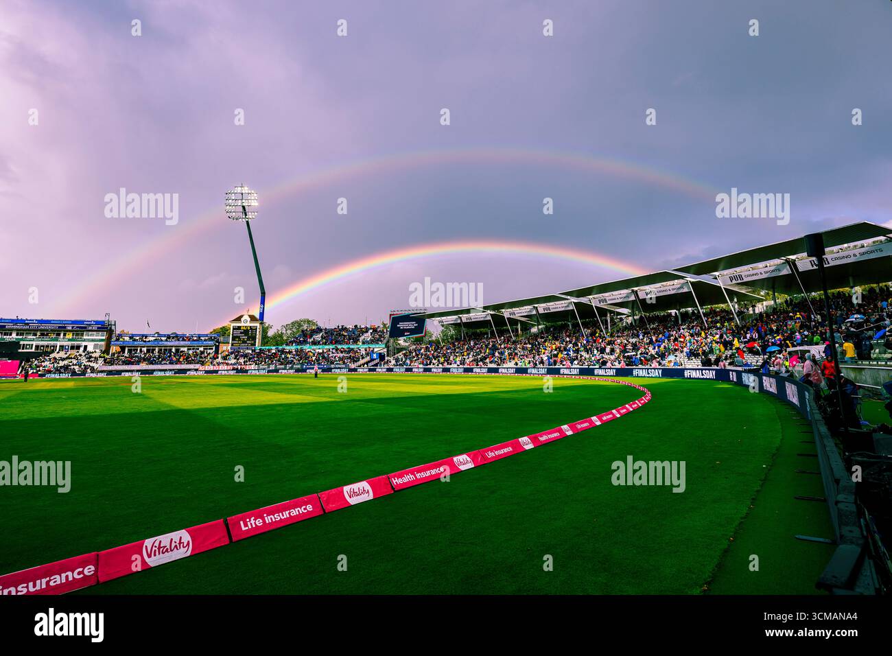 WARWICKSHIRE, VEREINIGTES KÖNIGREICH. 13. September: Ein doppelter Regenbogen erscheint am Himmel nach einem starken Regen während des Hampshire Hawks vs Somerset - Vitality Blast Final am Edgbaston Cricket Ground am Samstag, den 13. September 2025 in WARWICKSHIRE, GROSSBRITANNIEN. Quelle: Taka Wu/Alamy Live News Stockfoto