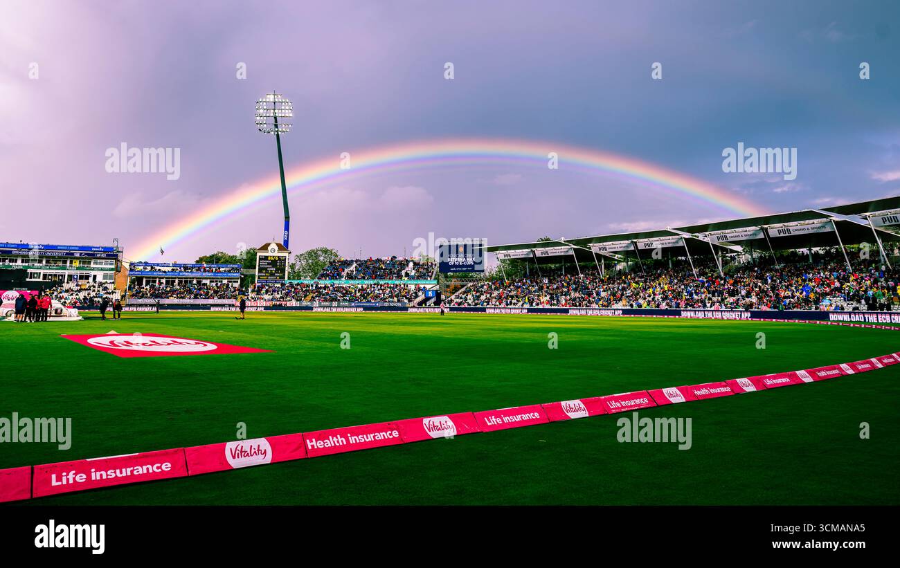 WARWICKSHIRE, VEREINIGTES KÖNIGREICH. 13. September: Ein Regenbogen erscheint am Himmel nach einem starken Regen während des Hampshire Hawks vs Somerset - Vitality Blast Final am Edgbaston Cricket Ground am Samstag, den 13. September 2025 in WARWICKSHIRE, GROSSBRITANNIEN. Quelle: Taka Wu/Alamy Live News Stockfoto