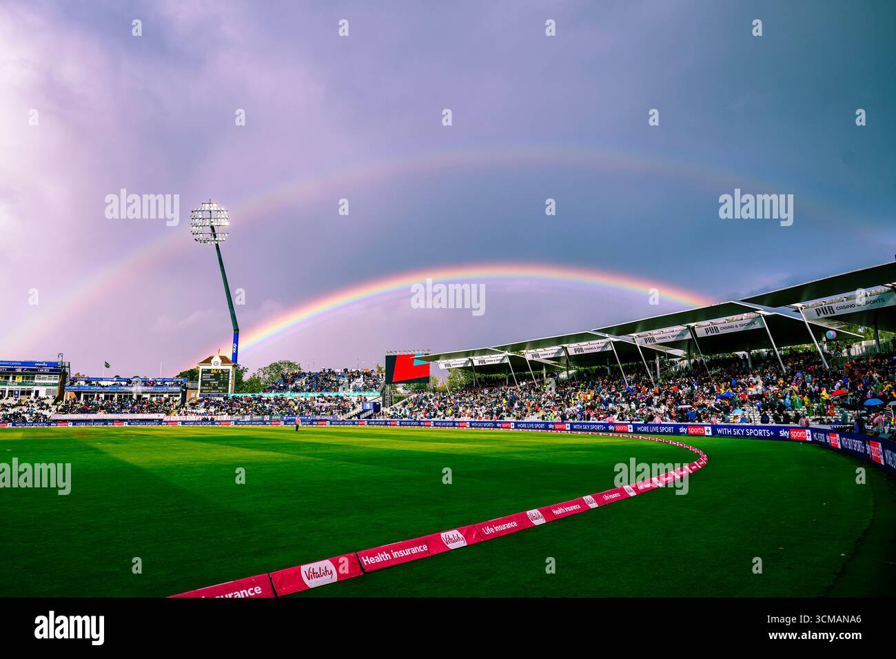 WARWICKSHIRE, VEREINIGTES KÖNIGREICH. 13. September: Ein doppelter Regenbogen erscheint am Himmel nach einem starken Regen während des Hampshire Hawks vs Somerset - Vitality Blast Final am Edgbaston Cricket Ground am Samstag, den 13. September 2025 in WARWICKSHIRE, GROSSBRITANNIEN. Quelle: Taka Wu/Alamy Live News Stockfoto