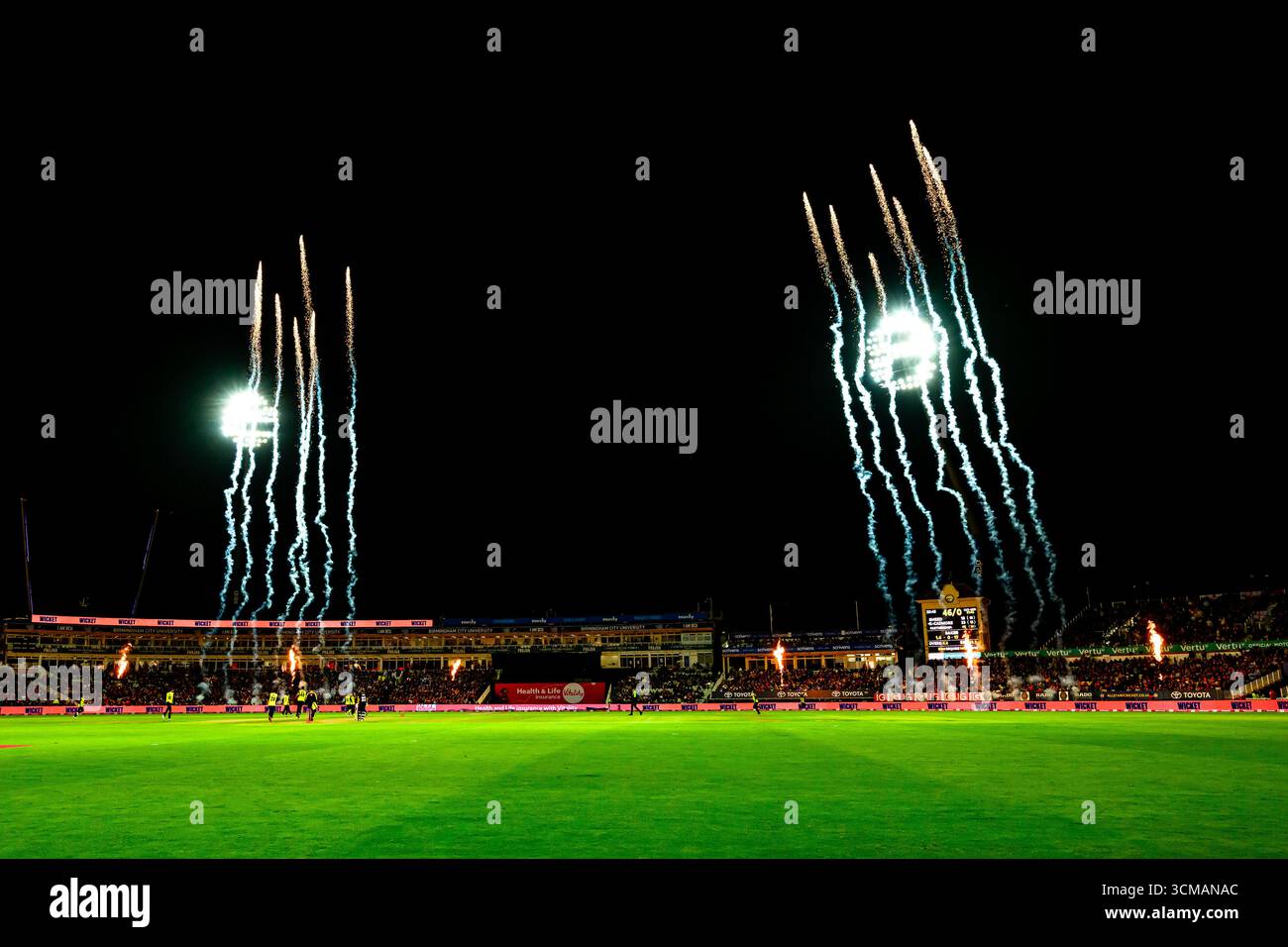 WARWICKSHIRE, VEREINIGTES KÖNIGREICH. 13. September: Das Feuerwerk zeigt sich, als der Bowler es schaffte, die Wickets vom gegenüberliegenden batman des Teams beim Hampshire Hawks vs Somerset – Vitality Blast Finale auf dem Edgbaston Cricket Ground am Samstag, den 13. September 2025 in WARWICKSHIRE, GROSSBRITANNIEN, zu entfernen. Quelle: Taka Wu/Alamy Live News Stockfoto