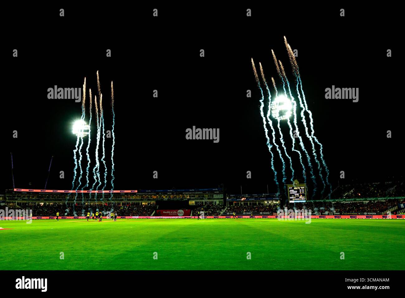 WARWICKSHIRE, VEREINIGTES KÖNIGREICH. 13. September: Das Feuerwerk zeigt sich, als der Bowler es schaffte, die Wickets vom gegenüberliegenden batman des Teams beim Hampshire Hawks vs Somerset – Vitality Blast Finale auf dem Edgbaston Cricket Ground am Samstag, den 13. September 2025 in WARWICKSHIRE, GROSSBRITANNIEN, zu entfernen. Quelle: Taka Wu/Alamy Live News Stockfoto