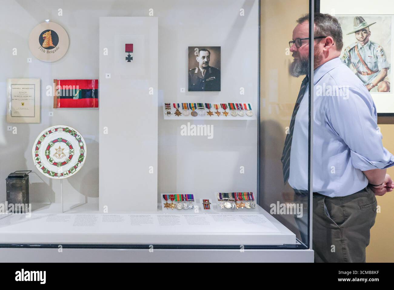 London, Großbritannien. September 2025. Kurator Dr. Alan Jeffreys mit einem Victoria Cross, das Captain John Randle vom 2. Bataillon, Royal Norfolk Regiment, 1944 und anderen Exponaten verliehen wurde. „Beyond Birma: Forgotten Armees“ (Beyond Birma: Forgotten Armees) im Nationalen Armeemuseum feiert 80 Jahre seit dem Burma-Feldzug im 2. Weltkrieg und beleuchtet die „vergessenen“ Armeen, die dort dienten. Die Ausstellung läuft bis zum 13. April 2026. Quelle: Imageplotter/Alamy Live News Stockfoto