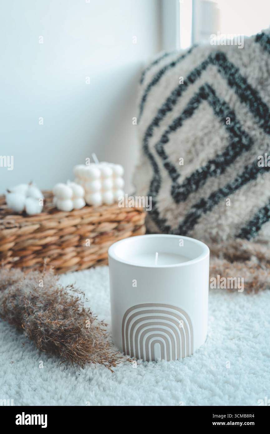 Kerze im Boho-Stil im Innenraum. Stockfoto