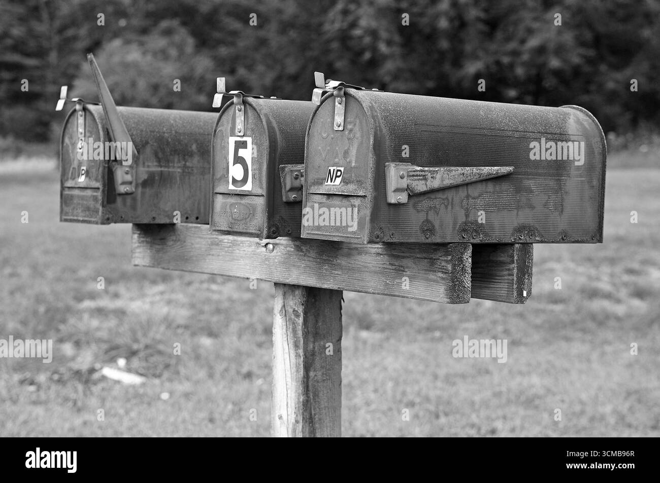 Rostig, private Briefkästen auf einer Landstraße, schwarz-weiß, Walpack, New Jersey, USA Stockfoto