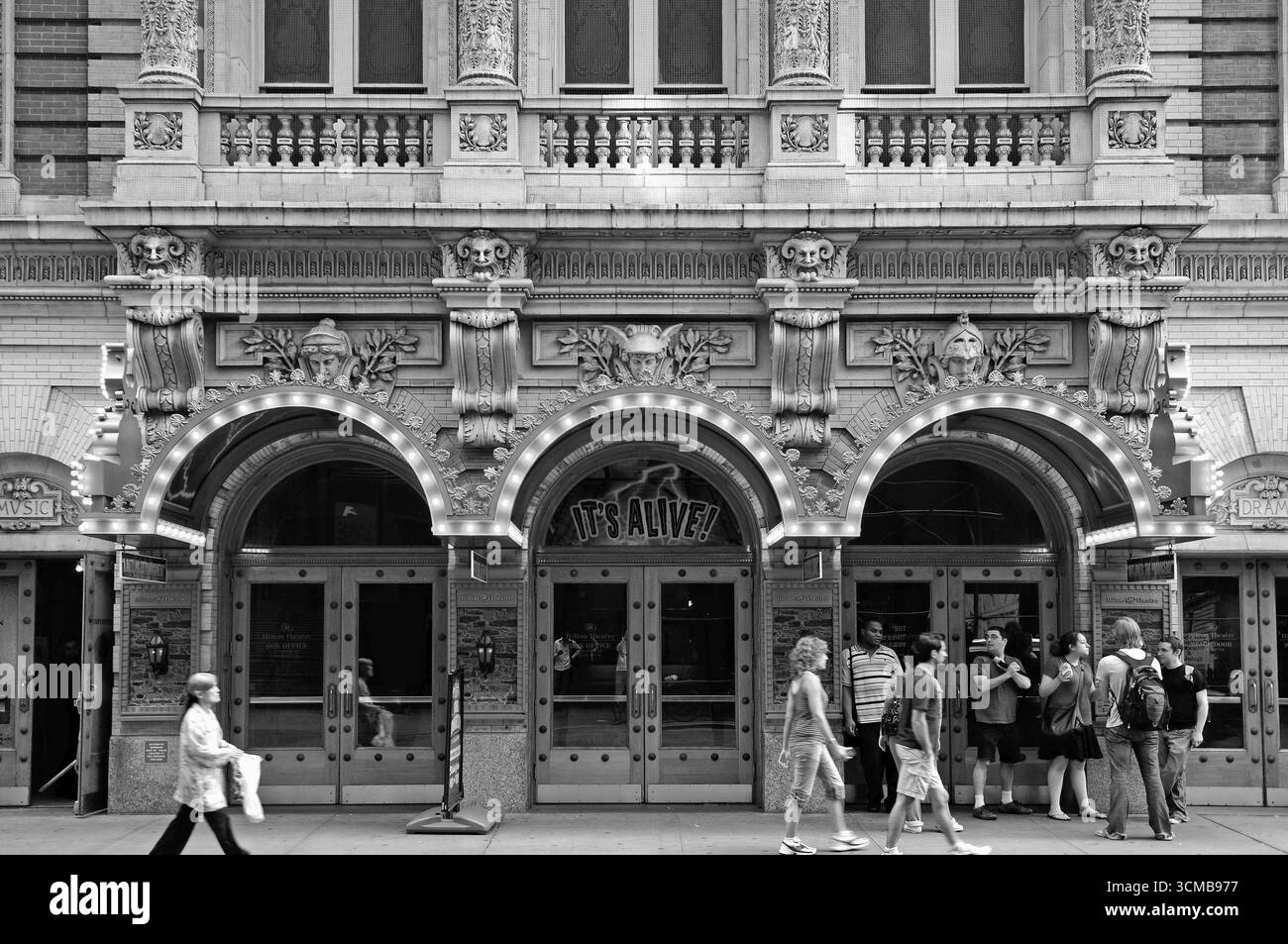 Eingänge vom historischen Hilton Theatre in Mahatten, schwarz-weiß, New York City, USA Stockfoto