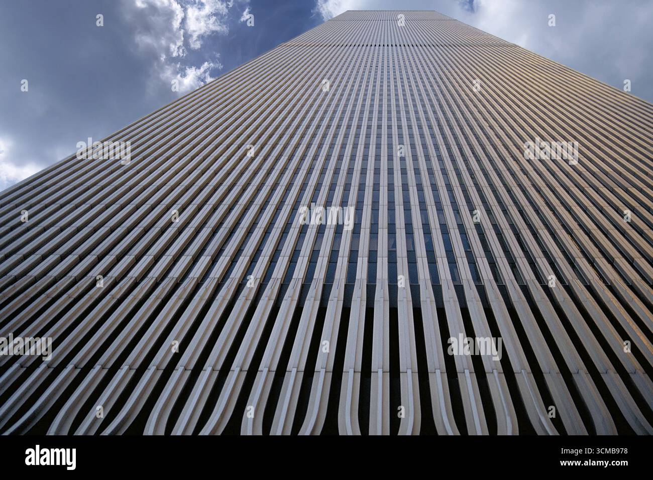 Ein Turm des ehemaligen Word Trade Center, zerstört am 9. September 2001 in New York City, USA Stockfoto