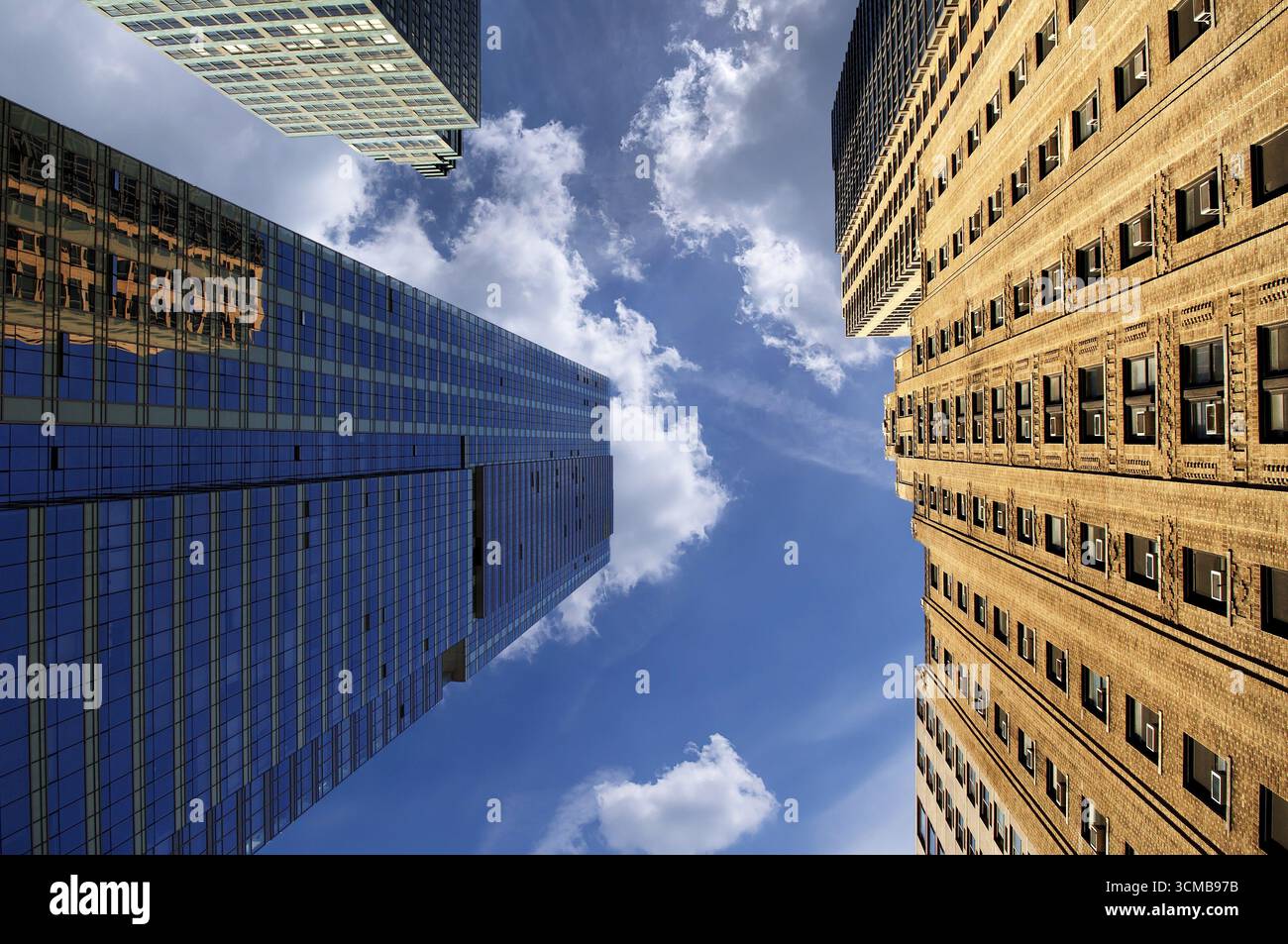 Wolkenkratzer am Himmel, New York City, USA Stockfoto