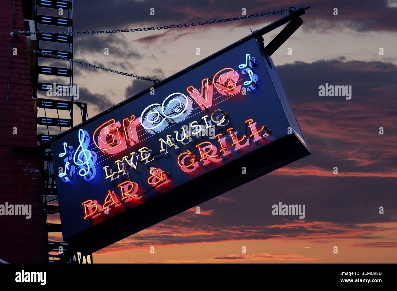 Beleuchtete Anzeige vor einer Bar, in der Abenddämmerung, New York City, USA Stockfoto