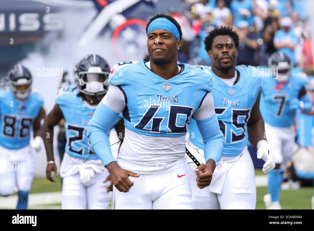 Nashville, USA. September 2025. Der Tennessee Titans Linebacker Arden Key (49) läuft auf das Feld, bevor er am 14. September 2025 im Nissan Stadium in Nashville, Tennessee, gegen die Los Angeles Rams spielt. (Foto: Kindell Buchanan/SIPA USA) Credit: SIPA US/Alamy Live News Stockfoto