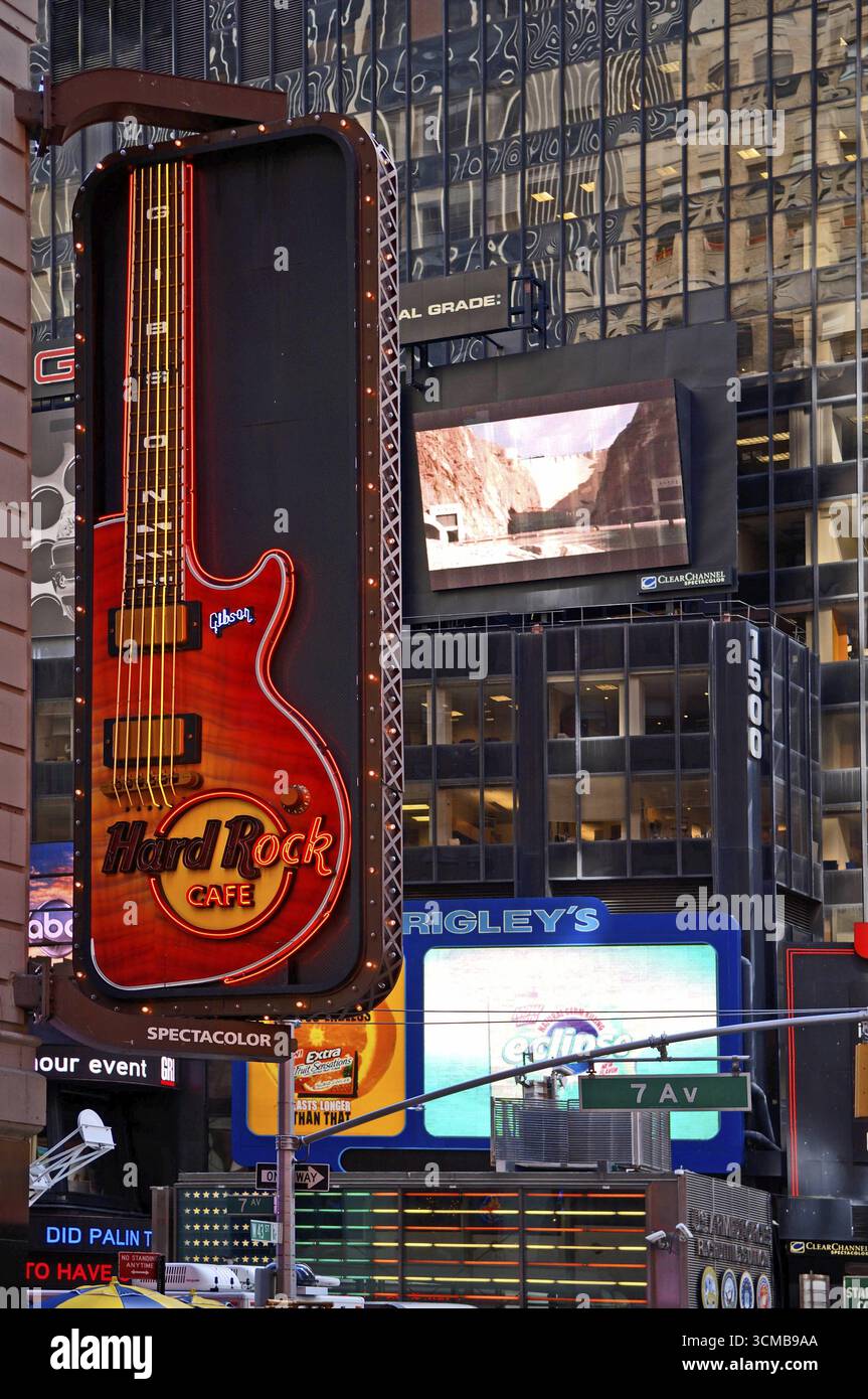 Beleuchtete Werbung für das Hard Rock Cafe in Manhattan, New York City, USA Stockfoto