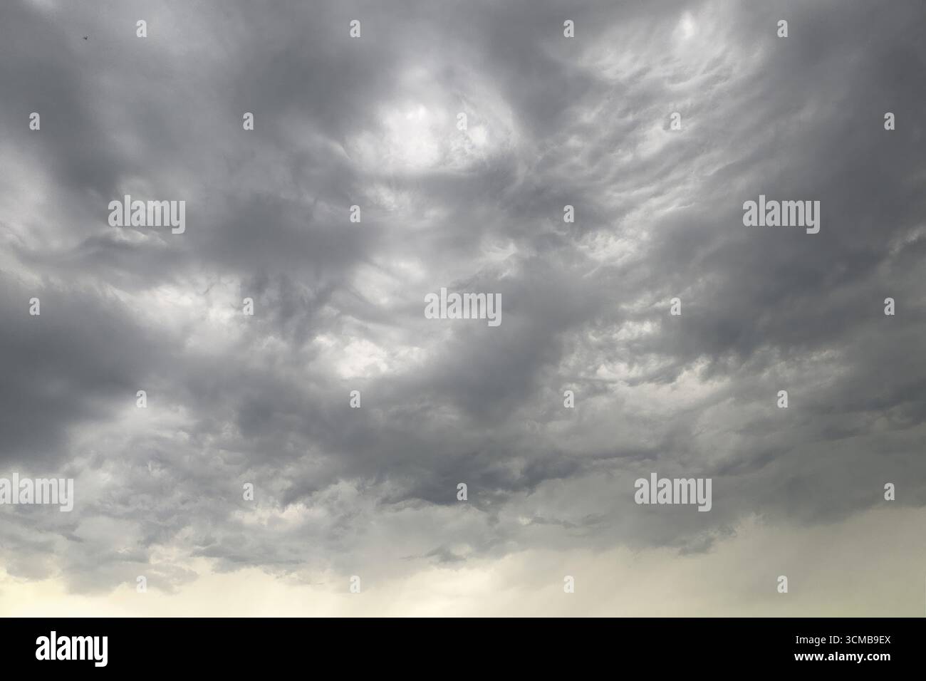 Tief hängende graue Nimbostratwolken Regenwolken, international Stockfoto