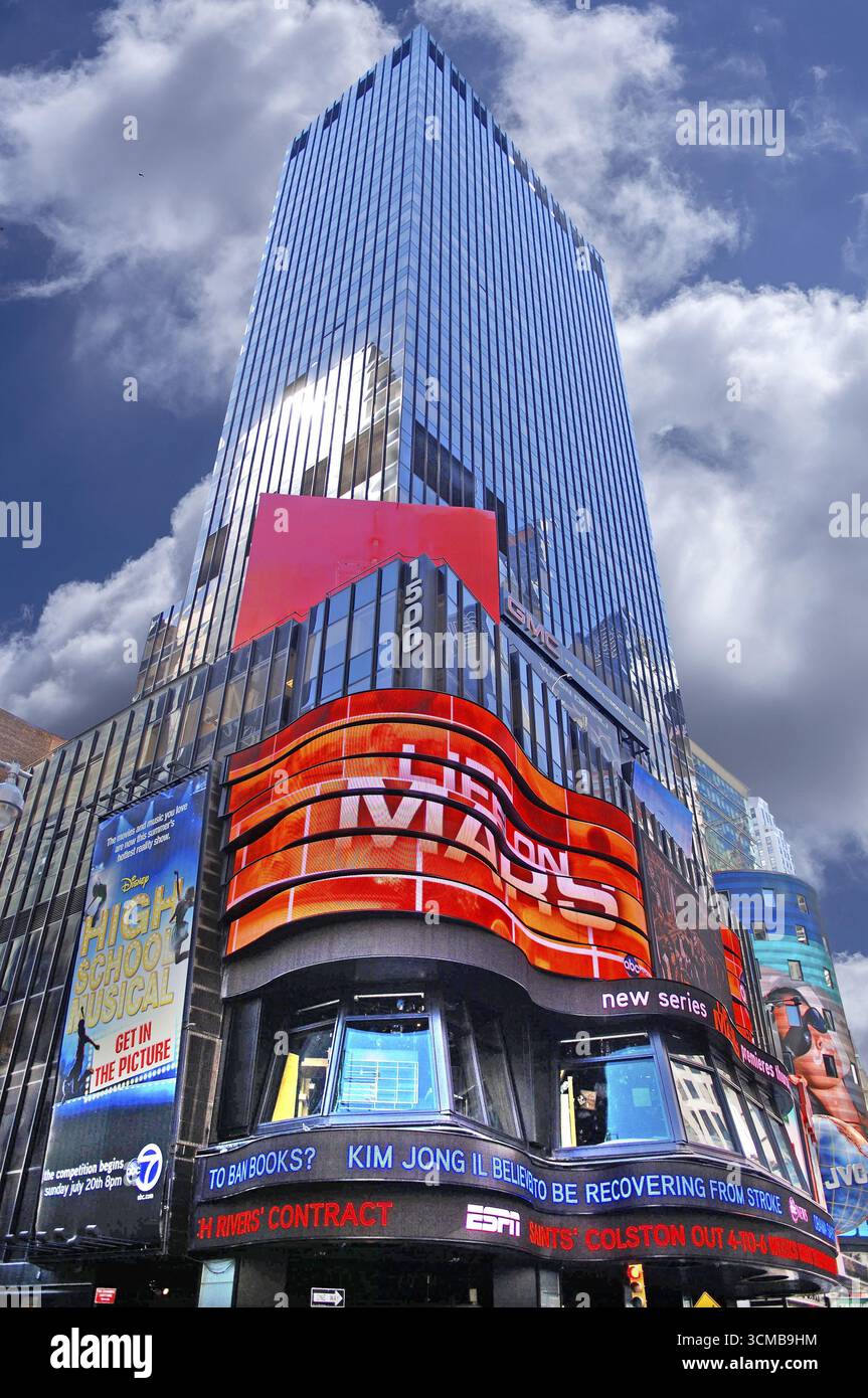 Wolkenkratzer mit beleuchteter Werbung am Times Square, New York City, USA Stockfoto