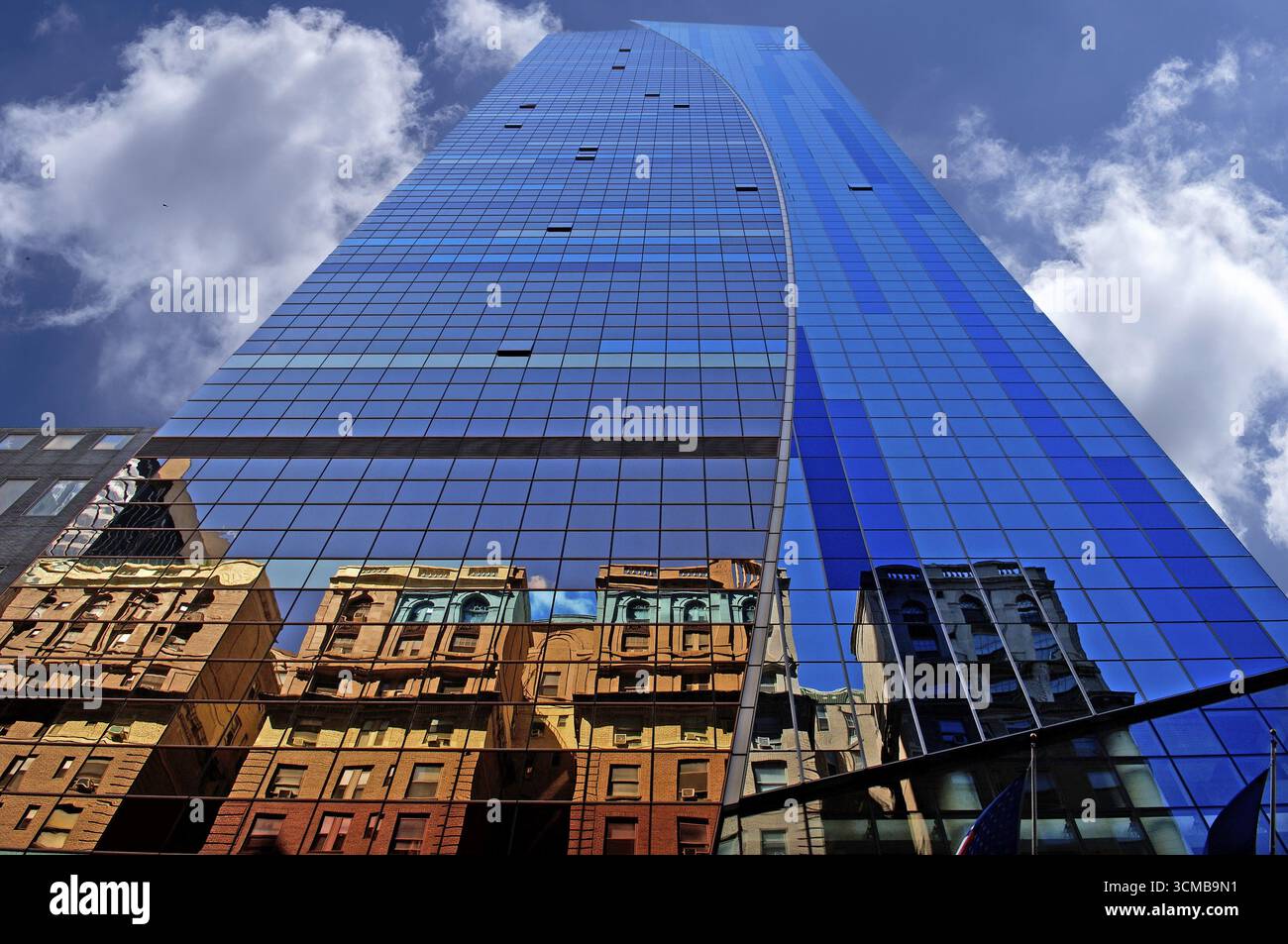 Reflexion in der Glasfassade eines Wolkenkratzers, New York City, USA Stockfoto