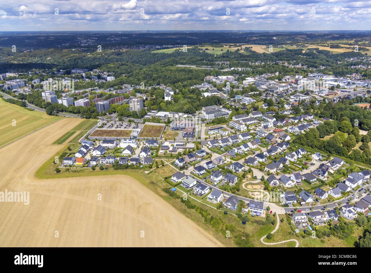 Luftaufnahme, Inselsiedlung Wohnsiedlung Hiddenseestraße, Nahversorgungszentrum, Rewe und Aldi, Heiligenhaus, Ruhrgebiet, Nordrhein-Westfalen, G Stockfoto