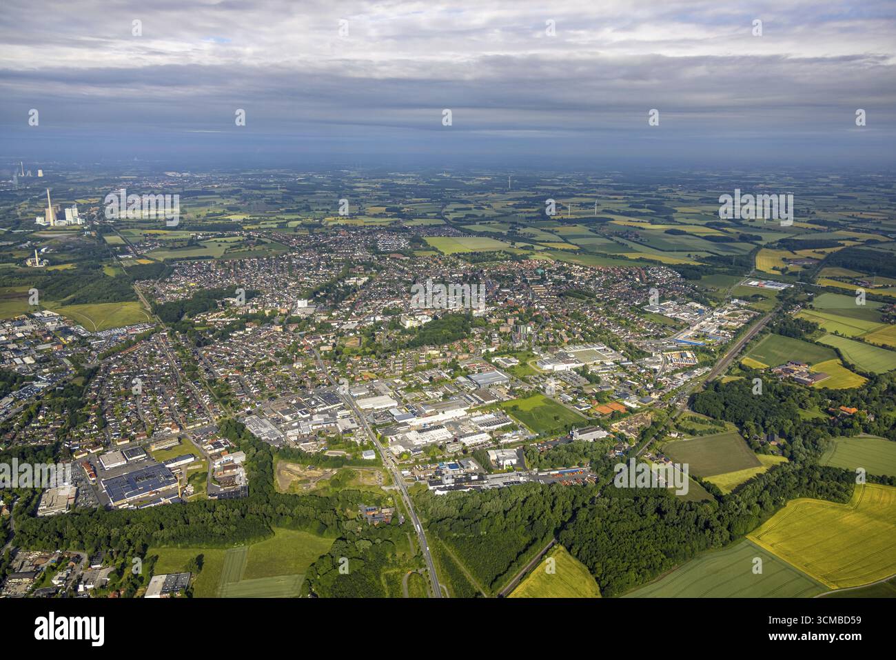 Luftansicht, Industriegebiet Roemerstraße und alte Kolonialarbeitersiedlung, Blick auf Bockum-Hoevel mit Fernsicht, Bockum-Hoevel, Hamm, Ruhrgebiet Stockfoto