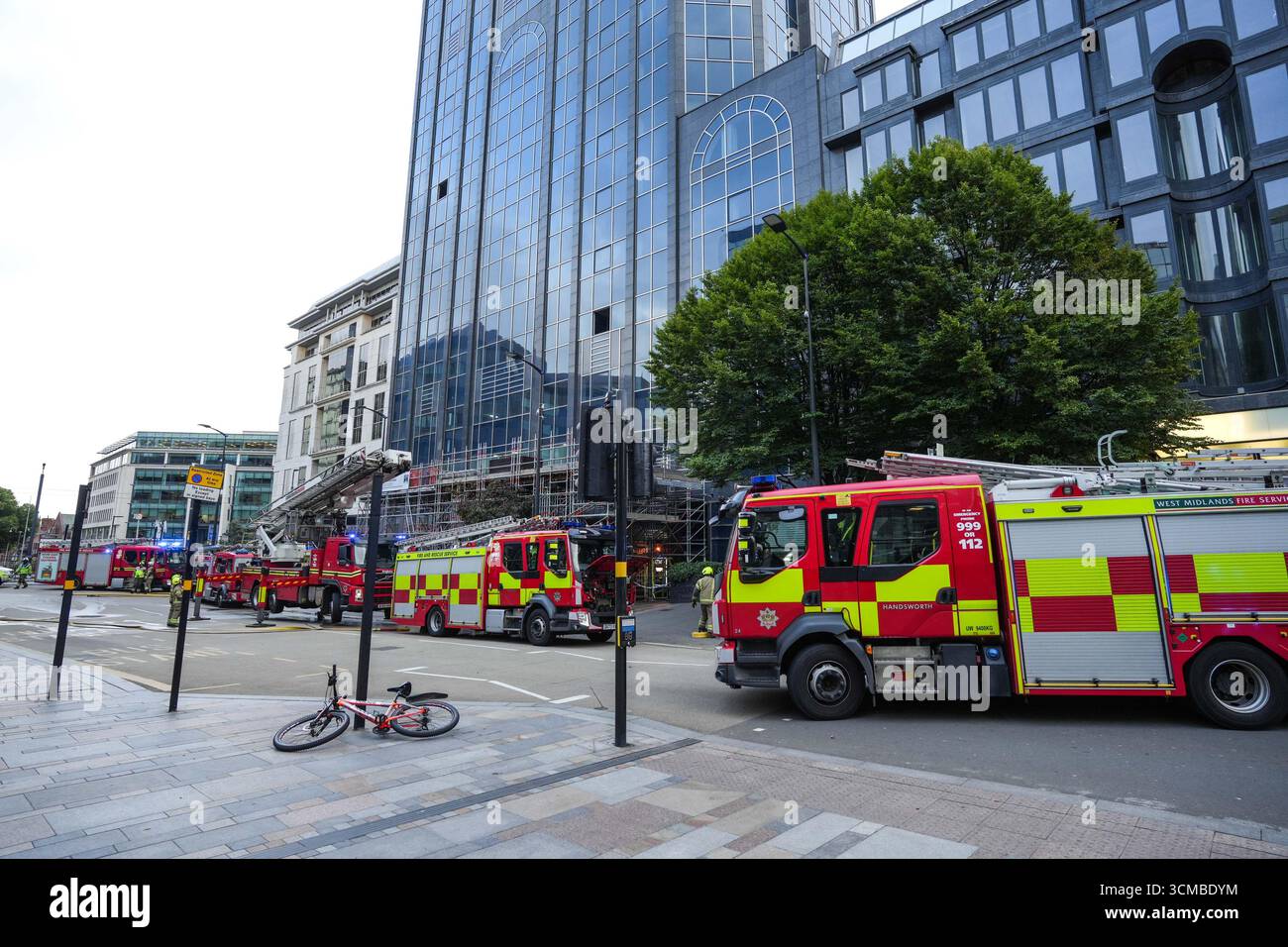 Colmore Row, Birmingham 15. September 2025 - Ein Brand in einem Hochhaus im Stadtzentrum von Birmingham schloss eine Hauptverkehrsstraße durch die Stadt, was zu einem Verkehrschaos führte. Die Flamme befand sich im Colmore Gate Gebäude, das derzeit renoviert wird, in der Colmore Row, einer Straße, die eine wichtige Bushaltestelle für viele Verkehrsdienste ist, gegenüber der Snow Hill Station. Mehrere Löschfahrzeuge, darunter eine hydraulische Plattform, wurden an den Vorfall geschickt. Der West Midland Ambulance Service schickte ihre Vorfallsreaktion zum Tatort, falls es zu Unfällen kam. Quelle: British News und Media/Alamy Live News Stockfoto