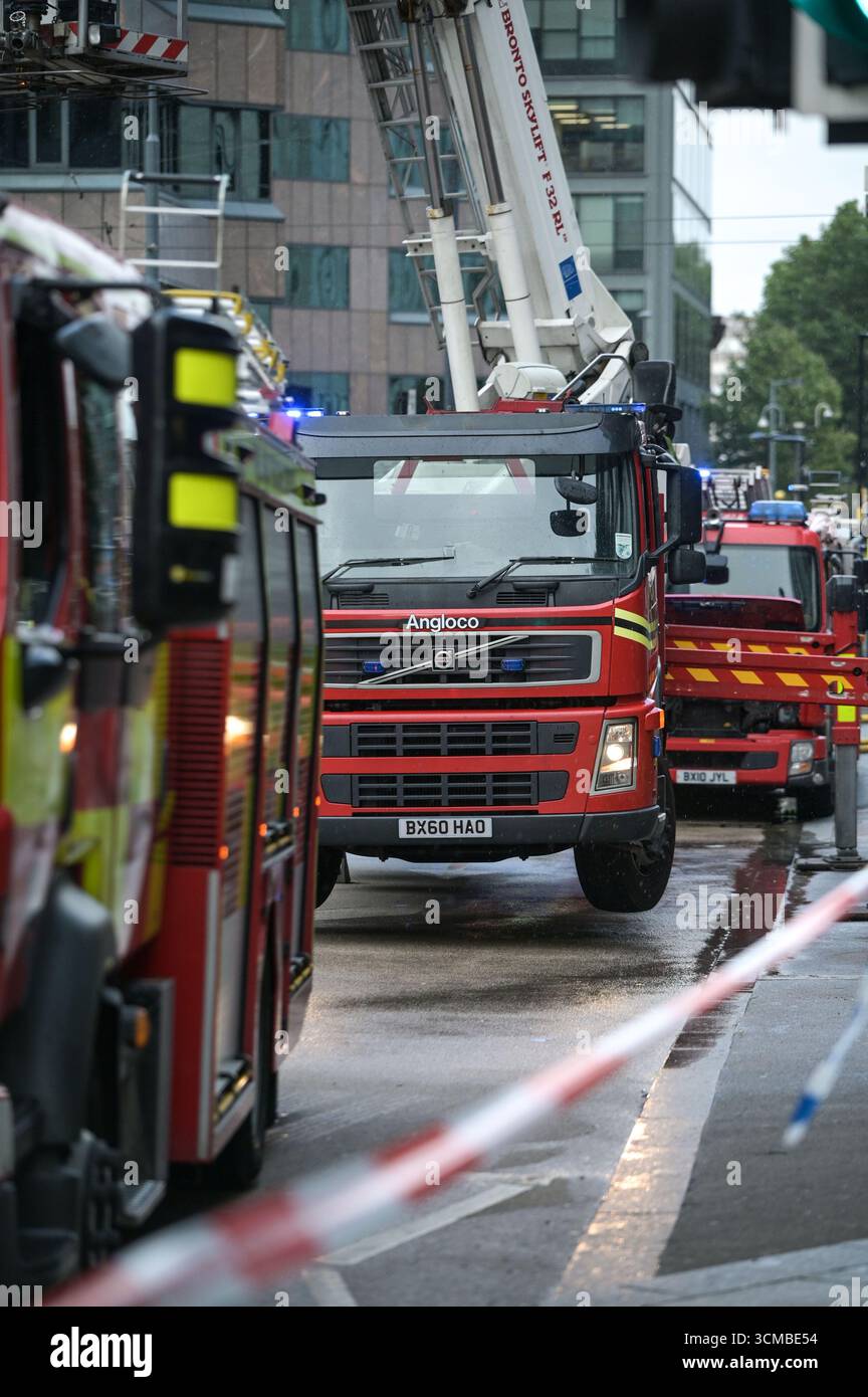Colmore Row, Birmingham 15. September 2025 - Ein Brand in einem Hochhaus im Stadtzentrum von Birmingham schloss eine Hauptverkehrsstraße durch die Stadt, was zu einem Verkehrschaos führte. Die Flamme befand sich im Colmore Gate Gebäude, das derzeit renoviert wird, in der Colmore Row, einer Straße, die eine wichtige Bushaltestelle für viele Verkehrsdienste ist, gegenüber der Snow Hill Station. Mehrere Löschfahrzeuge, darunter eine hydraulische Plattform, wurden an den Vorfall geschickt. Der West Midland Ambulance Service schickte ihre Vorfallsreaktion zum Tatort, falls es zu Unfällen kam. Quelle: British News und Media/Alamy Live News Stockfoto
