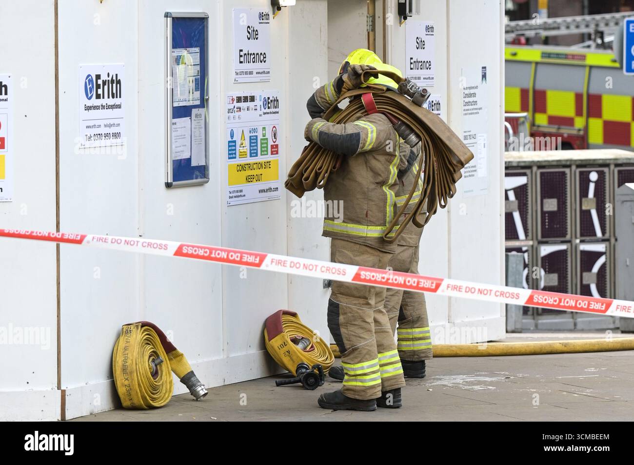 Colmore Row, Birmingham 15. September 2025 - Ein Brand in einem Hochhaus im Stadtzentrum von Birmingham schloss eine Hauptverkehrsstraße durch die Stadt, was zu einem Verkehrschaos führte. Die Flamme befand sich im Colmore Gate Gebäude, das derzeit renoviert wird, in der Colmore Row, einer Straße, die eine wichtige Bushaltestelle für viele Verkehrsdienste ist, gegenüber der Snow Hill Station. Mehrere Löschfahrzeuge, darunter eine hydraulische Plattform, wurden an den Vorfall geschickt. Der West Midland Ambulance Service schickte ihre Vorfallsreaktion zum Tatort, falls es zu Unfällen kam. Quelle: British News und Media/Alamy Live News Stockfoto