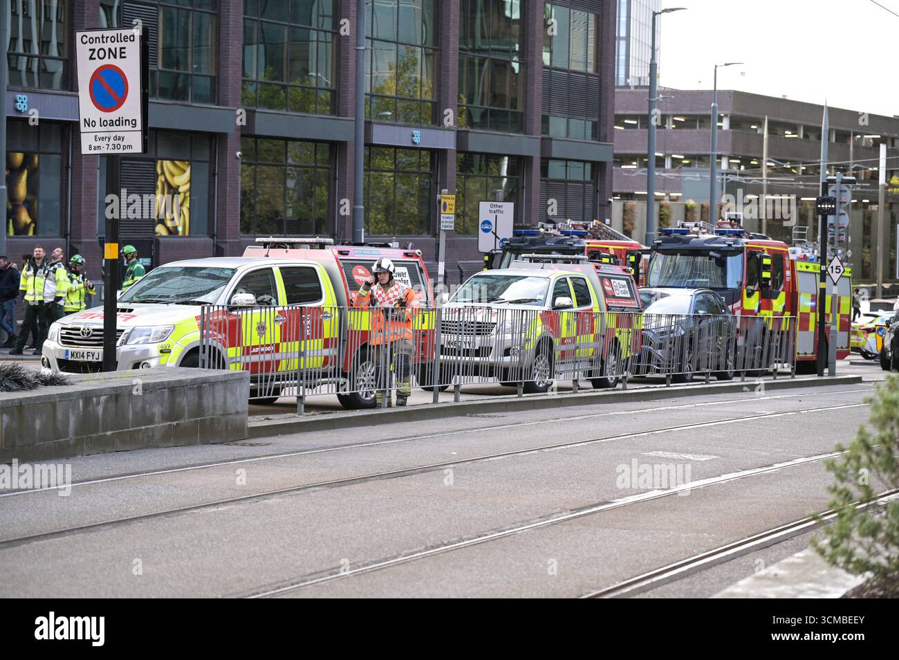 Colmore Row, Birmingham 15. September 2025 - Ein Brand in einem Hochhaus im Stadtzentrum von Birmingham schloss eine Hauptverkehrsstraße durch die Stadt, was zu einem Verkehrschaos führte. Die Flamme befand sich im Colmore Gate Gebäude, das derzeit renoviert wird, in der Colmore Row, einer Straße, die eine wichtige Bushaltestelle für viele Verkehrsdienste ist, gegenüber der Snow Hill Station. Mehrere Löschfahrzeuge, darunter eine hydraulische Plattform, wurden an den Vorfall geschickt. Der West Midland Ambulance Service schickte ihre Vorfallsreaktion zum Tatort, falls es zu Unfällen kam. Quelle: British News und Media/Alamy Live News Stockfoto
