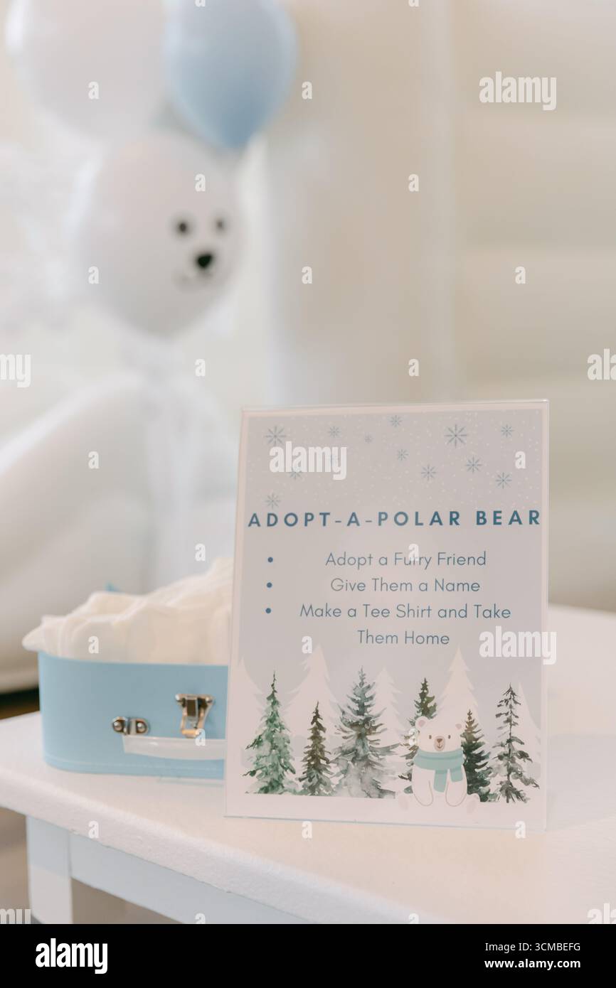 Kinder können einen Eisbären adoptieren, indem sie ihm einen Namen geben und ein T-Shirt basteln, um ihn während dieser fröhlichen Aktivität mit nach Hause zu nehmen. Stockfoto