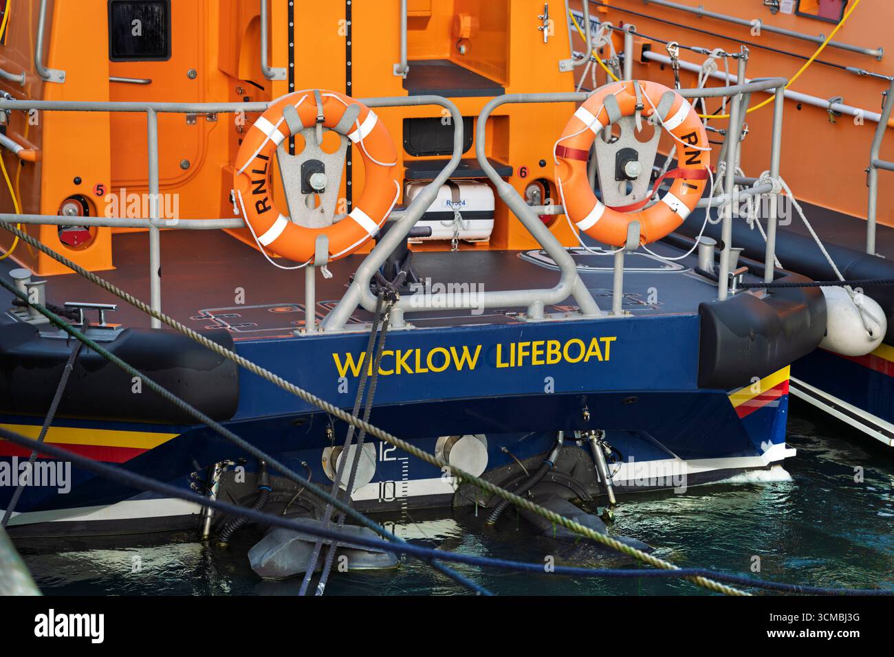 Nahaufnahme des RNLI Wicklow Rettungsbootspiegels, der im Hafen von Wicklow am Fluss, Irland, vertäut ist. Stockfoto