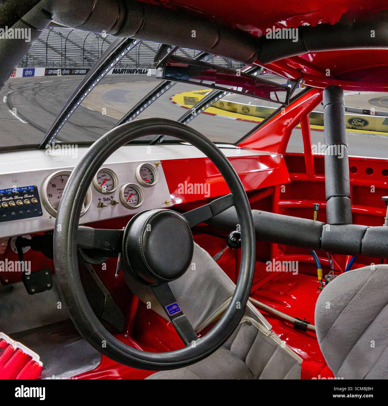 Ein Blick durch das Bild eines modifizierten Wood Brothers Stock Car und Martinville Speedway Stockfoto