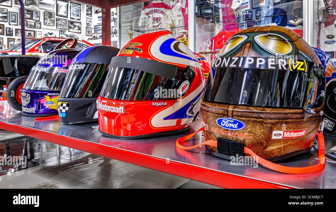 Im Wood Brothers Racing Museum sind autohelme zu sehen Stockfoto