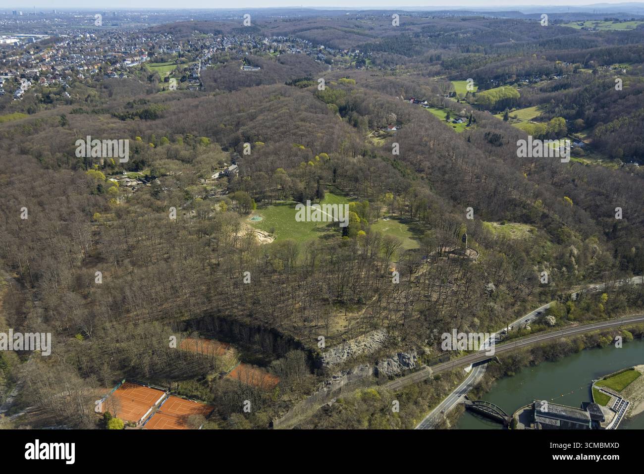 Luftaufnahme, Waldgebiet Hohenstein mit Bergdenkmal, Liegewiese und Kinderspielplatz, Streichelzoo und Parkhotel, Witten, Ruhrgebiet, Stockfoto