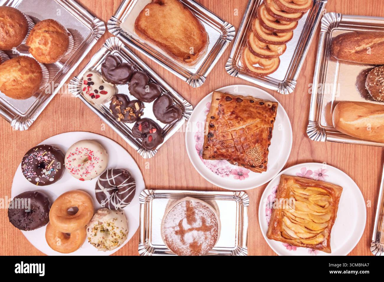 Eine Auswahl an Retro-Desserts: Vanillepudding, Zitronenbällchen und Cremepuffs mit Vintage-Design Stockfoto