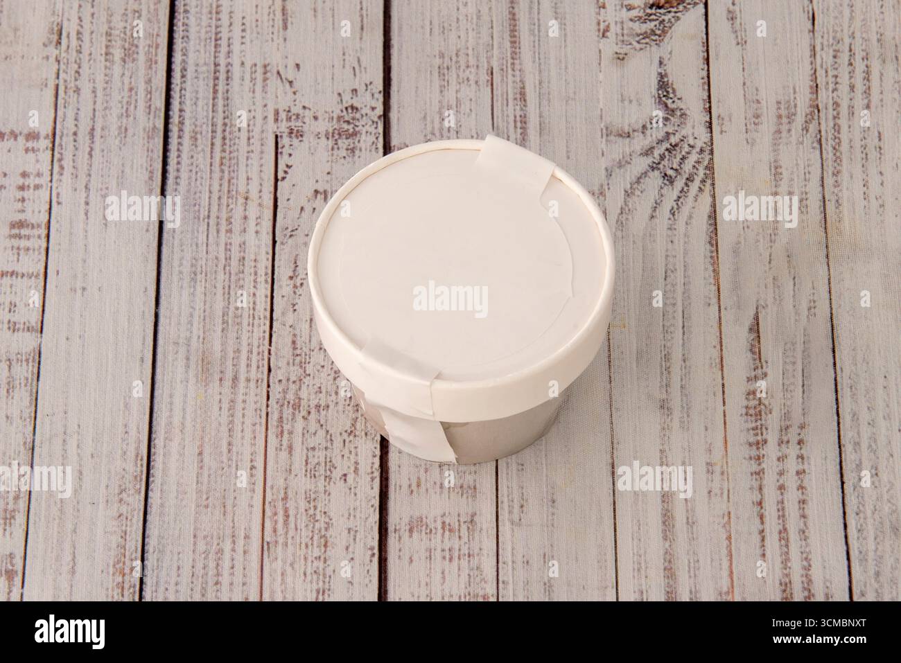 Nougateis in einer Wanne, mit Mandelstücken und Honig, mit Zimt bestreut und mit einer knusprigen Waffel serviert. Stockfoto