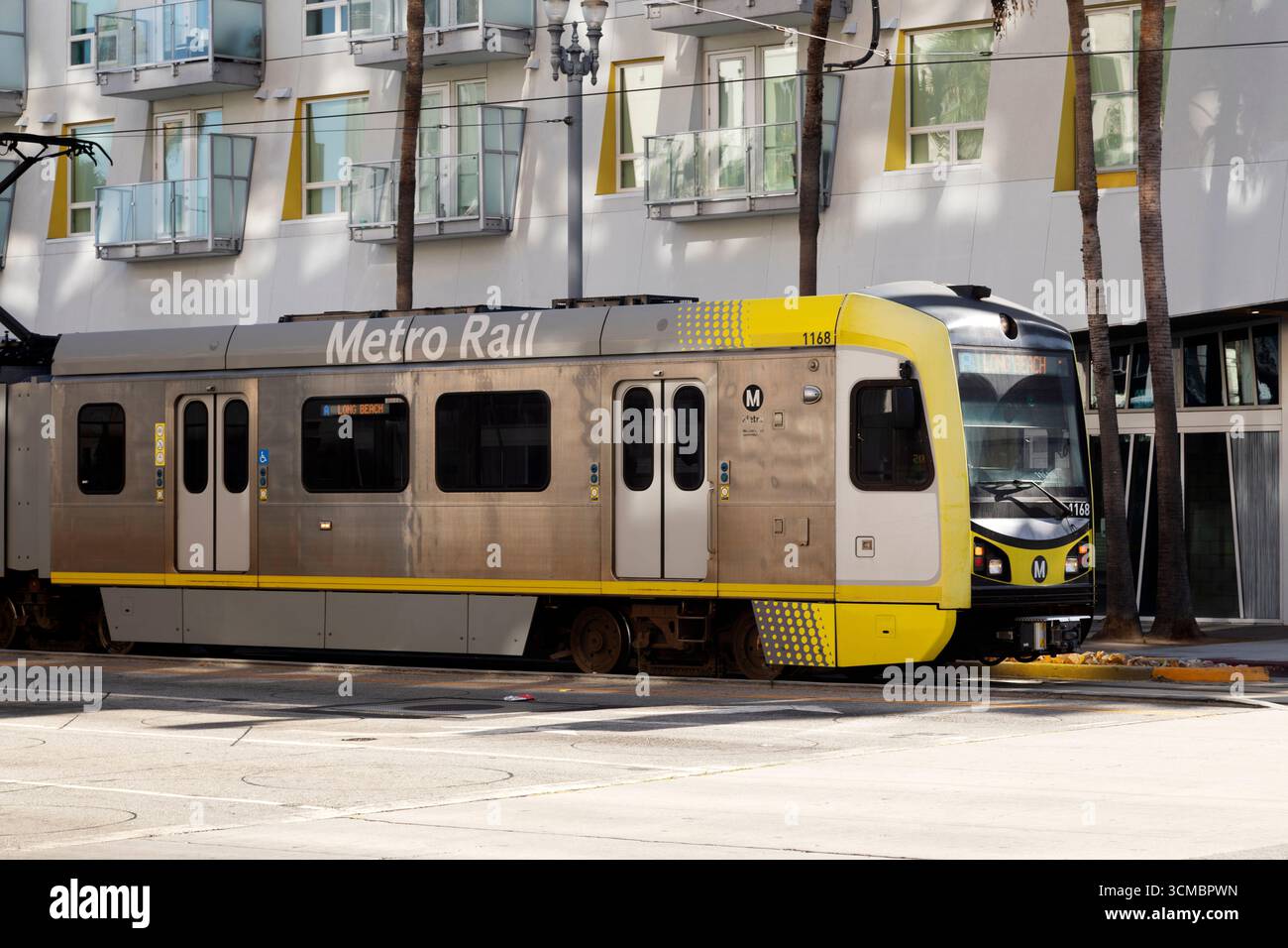 Ein U-Bahn-Auto, das nach Long Beach, Kalifornien fährt. Das Fahrzeug fährt auf der Linie A (Blaue Linie) des Verkehrssystems. Stockfoto